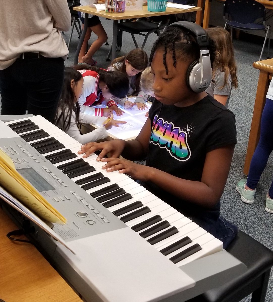 KidsRead2's tweet photo. Students @BauerschlagBest enjoy exploring makerspaces including our new keyboard set! Thank you @ccisd_ef and @bmagdos for our grant! #CCISDlibs @CCISDLibrary #ccisdmaker https://t.co/Knft55mYEI