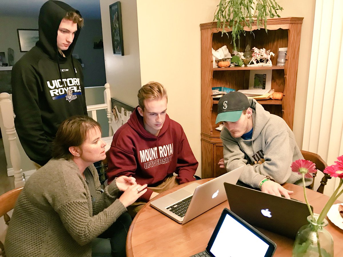 TammyRenyard's tweet photo. Thank you @dawnpaniz for sharing your knowledge with the @victoriaroyals university students taking @AthabascaU Personal Finance course (@Shouldice) #solidplanB #studentathetes #whl #learningforlife https://t.co/Ou7Q1PsJDa