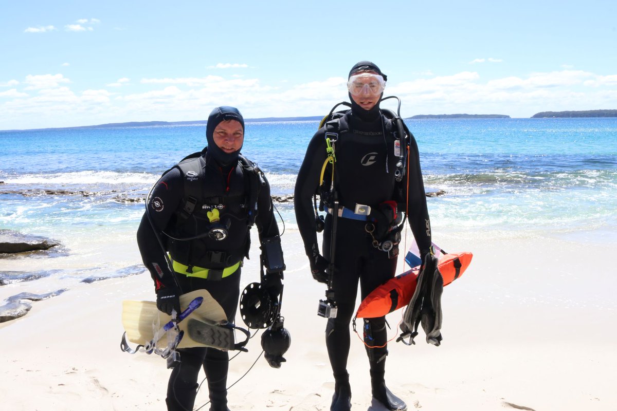 DefenceScience's tweet photo. Divers from @CistechAU Solutions used handheld communication devices under water at #AutonomousWarrior18 to access Flamingo UAV and other autonomous platforms. #AW18 is an international trial by DST &amp; @Australian_Navy to test autonomous systems in a maritime environment. #youradf https://t.co/zFufV6xZSh