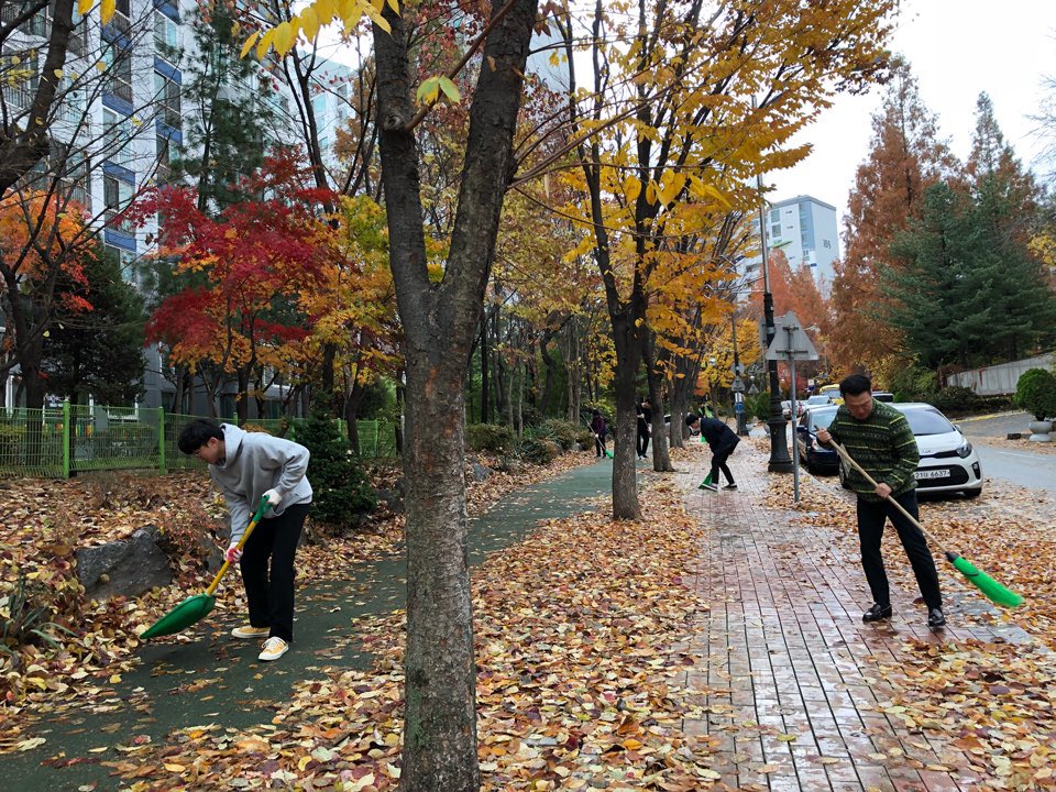 guten83's tweet photo. #성남시 #분당구 #분당동(동장 김헌주)에서는

어제 내린 비와 강풍으로 도로에 쌓인 낙엽을 정비하였습니다. 

도로에 쌓인 낙엽으로 보행에 불편함이 없도록 지속적으로 정비하겠습니다. https://t.co/OKykRESjqa