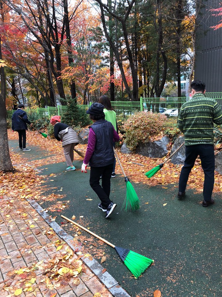 guten83's tweet photo. #성남시 #분당구 #분당동(동장 김헌주)에서는

어제 내린 비와 강풍으로 도로에 쌓인 낙엽을 정비하였습니다. 

도로에 쌓인 낙엽으로 보행에 불편함이 없도록 지속적으로 정비하겠습니다. https://t.co/OKykRESjqa