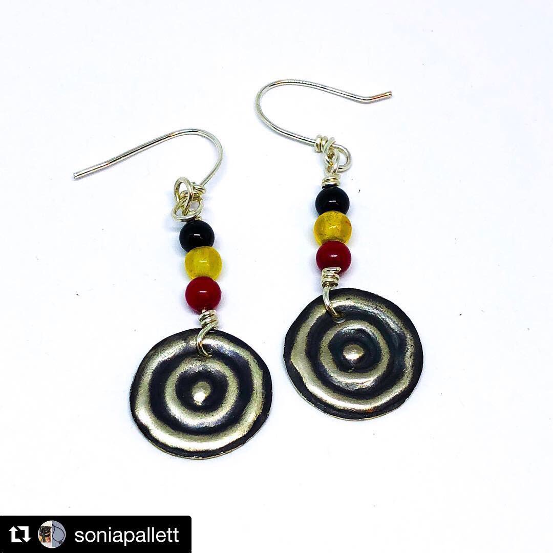 buyindigenous's tweet photo. We ❤️ the variation in Colours from the working of the metals in these earnings.
Shop Sonia’s earrings on her Etsy store
🛒 https://t.co/TITTIj4xAS @sonia_pallett 
#buyindigenous 
Fabulous Waterhole Earrings available in Sterling Silver or Copper with black, yellow and red Agate. https://t.co/bE3Paj9wdq