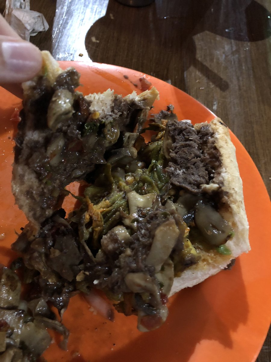 estrelator's tweet photo. Descubrí un lugar de tortas veganas en el camino del gym a mi casa. #yabalioberga https://t.co/98CMQbH1mT