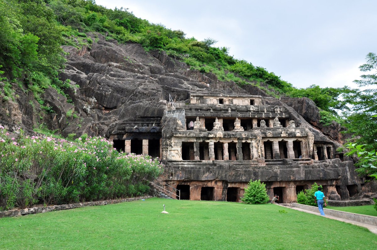touristinindia's tweet photo. #India #AndhraPradesh #Guntur #Undavalli #Caves #Petroglyphs #LordVishnu #Statue #RockCut #architecture https://t.co/uzRlSeBPhj via @Tourism_AP https://t.co/GILwSzYsnw