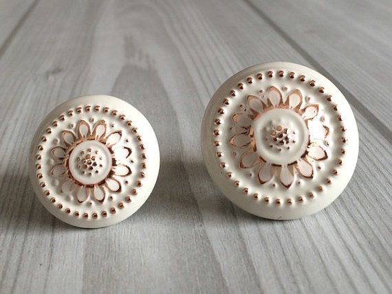 Get the cozy look with #ShabbyChic #DoorKnobs. Enhance the Beauty of your doors.

#ShabbyChicDecor #ShabbyChicHomeDecor #VintageDecor #VintageHomes