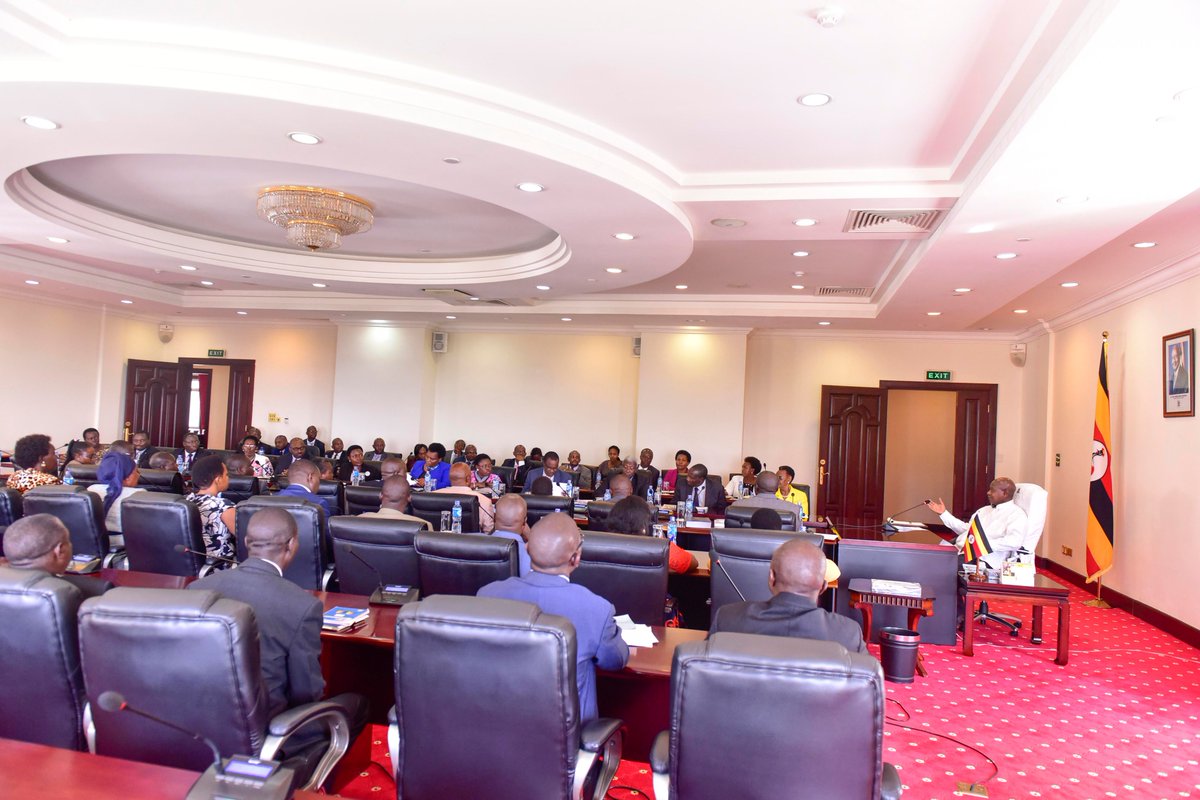 KagutaMuseveni's tweet photo. Met with the Parliamentary Public Accounts Committee on Local Governments. They presented to me a report on the findings on the performance of accounting officers of District Local Governments and Municipal Councils countrywide &amp; irregularities in service delivery to the public. https://t.co/eUUNV5I5o4