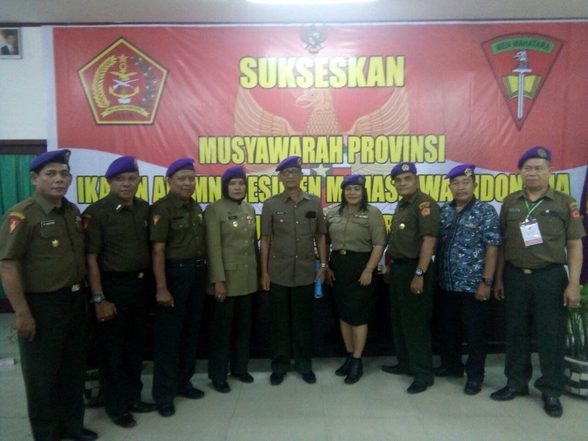 AmiruddinSiaha2's tweet photo. "SEMANGAT INDONESIA"
Pentolan Alumni Menwa SUMUT....
#Amiruddin Siahaan - UIN SU
#Hasiholan Sidabutar - Nommensen
#Abror - UIN SU
#Ade Rosda - UISU
#Tuti Pasaribu - Swadaya
Bersama dalam keberagamaan
MAJU TERUUUUSSSS .....MERDEKA !!! https://t.co/Jqp7LrmhjA