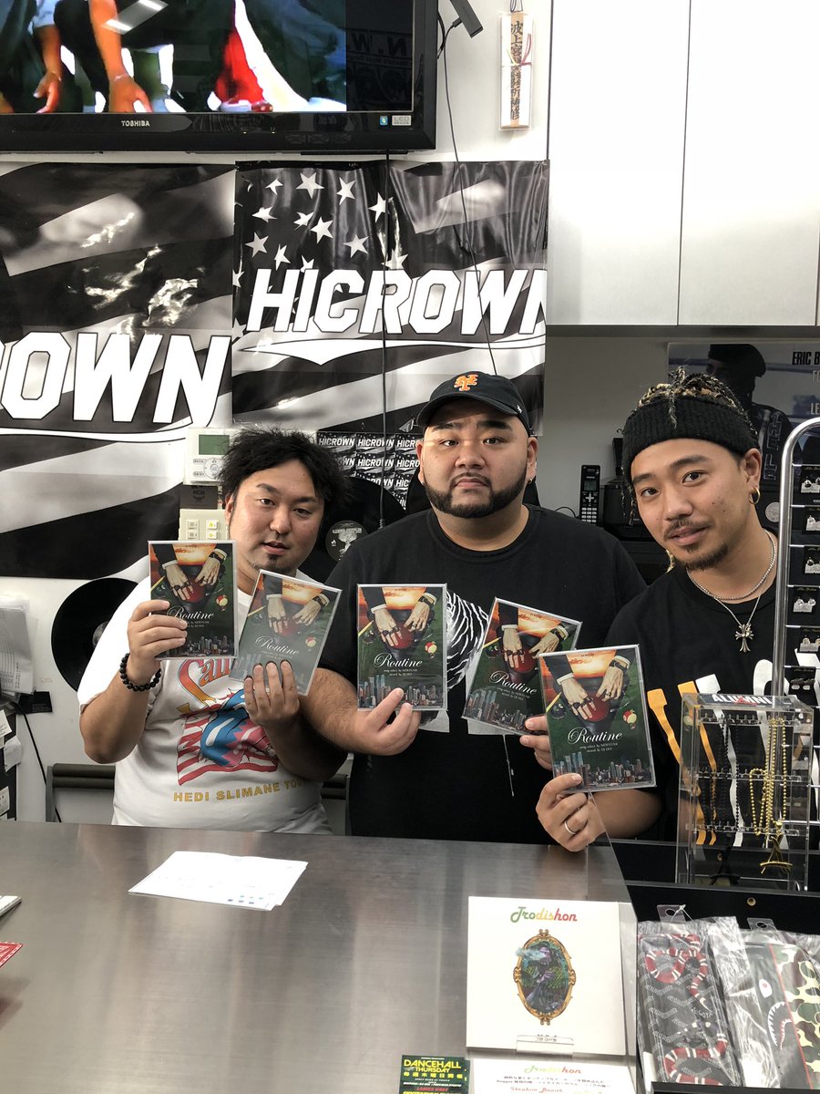 CRACKLIMB's tweet photo. NEWFUNK主催のミックスCD【Routine】が那覇のセレクトショップ"HICROWN"さんで購入して頂けるようになりました!取扱いありがとうございます! HICROWN店頭で試聴も可能だと思うので、ご来店の際には是非チェックして下さい。よろしくお願い致します🙇♂️
.
👉 @Hicrownclothing
.
#HICROWN
#Routine_mix https://t.co/4bmFxnPkA2