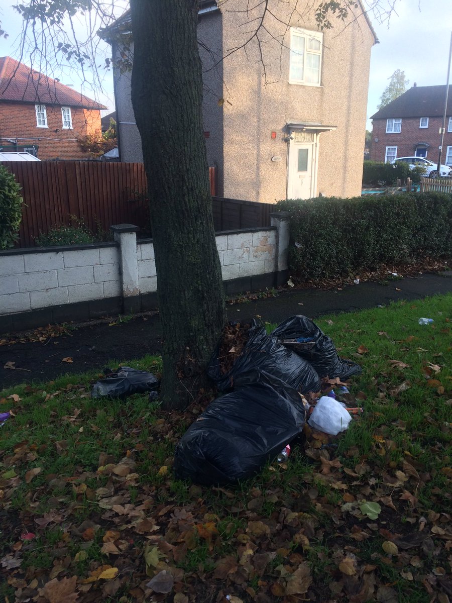 BishopsfordRoad's tweet photo. Rubbish by tree outside 300 @BishopsfordRoad. #keepbritaintidy #KeepMertonClean @Merton_Council @VeoliaUK https://t.co/IxvbMK3qZs