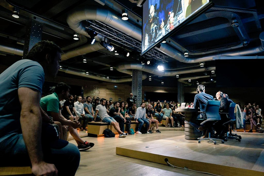 Okinfografia's tweet photo. No había visto yo estas fotos que nos hizo @imedlo durante el #TPCoen en primerita fila oyendo a los @TPoderosos en el @EspacioFTef. ¡Qué buen recuerdo! https://t.co/s7xOAl5UFz