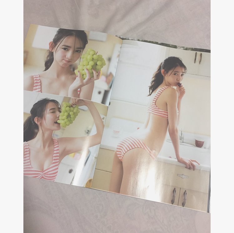 rena11264's tweet photo. 今日発売のFRIDAY！！

なんと表紙に！！😭ありがとうございます💕
是非みなさん買ってくださいね♡
実は新聞にも載ってたみたいです😍

マスカット、ぶどう🍇美味しかったな〜〜♡笑
#FRIDAY 
#黒木麗奈 
#ビキニ 
#表紙 https://t.co/Z2oAVb0GAp