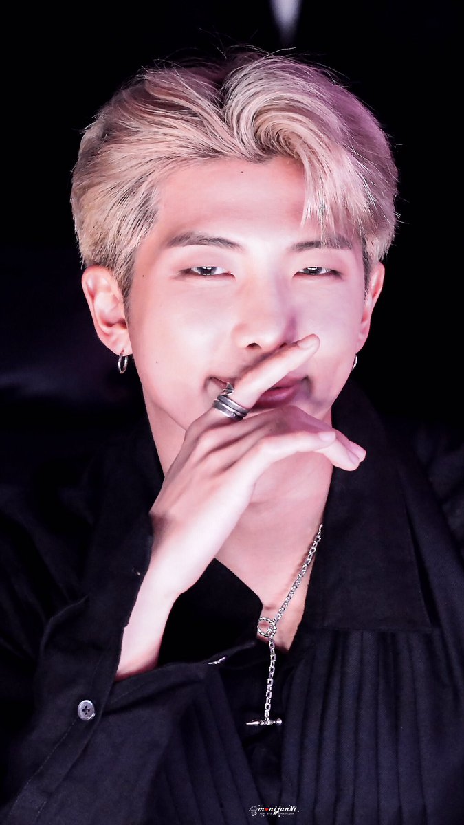 MoNiJunNi's tweet photo. 181106 MGA

배경화면 part2 @BTS_twt 

#방탄소년단 #bts #김남준 #RM #NAMJOON https://t.co/MB3k4sYCiU