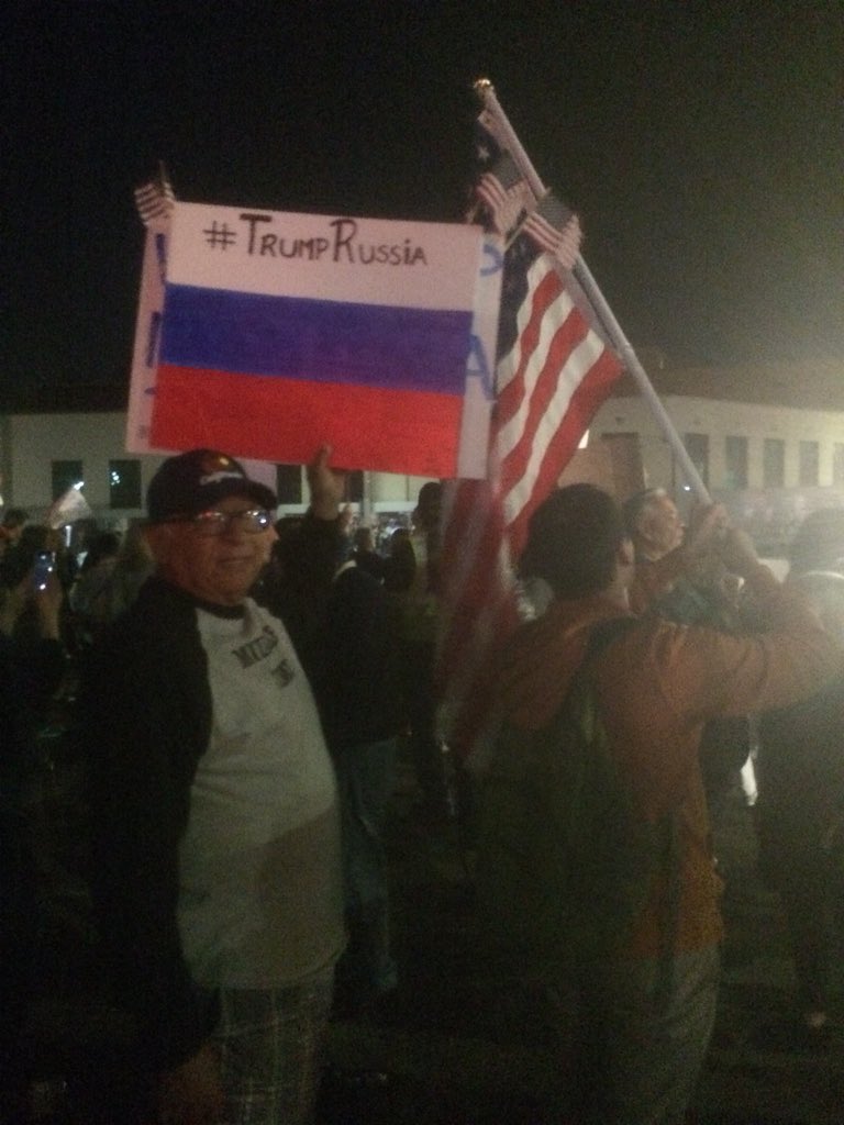 JuicyJesssy's tweet photo. @waltshaub 🇺🇸🦅 A Vietnam Veteran protesting tonight at Venice Beach, California with his #ProtectMueller T-shirt &amp; #TrumpRussia sign 🙏🏻 Thank you @VeniceResist for organizing it. Glad to see ALL the ❤️ for the honorable Robert S Mueller III #VeteransAgainstTrump #NoOneIsAboveTheLaw https://t.co/lYs0R9rHLp