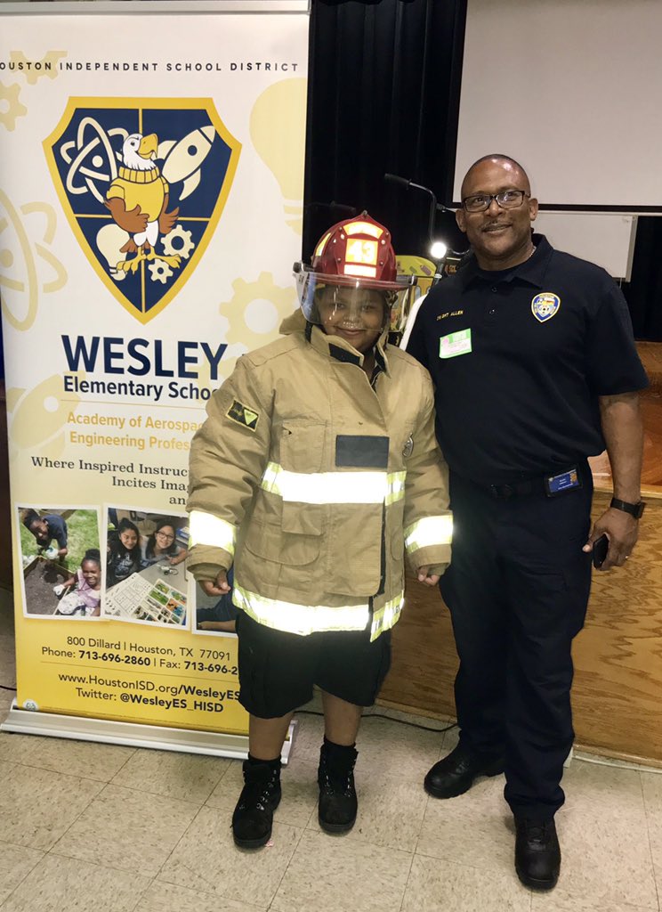LollieRB's tweet photo. Sharing what great STEM Careers we have at AT&T. Great to be able to be a part of this event. Thanks MrBen for inviting us back! #WesleyElementary
#AcresHomesHouston
#ATTImpact
#BelieveHouston
#STEMFamilyNight
#WomenOfATT https://t.co/L1KjBDIX77