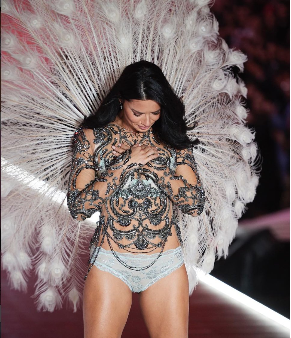 azfilesofficial's tweet photo. @AdrianaLima is saying goodbye to @VictoriasSecret after 20 years with the brand.

https://t.co/6YwHsn3plo
#VictoriasSecret2018 #vs #Adriana #fashion https://t.co/66VpE5t15u
