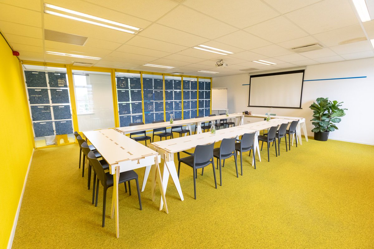 Teammeeting, brainstorm of een overleg? Social Impact Factory Utrecht is the place to be. Onze locatie biedt vele mogelijkheden zoals bijvoorbeeld de meetingspace Singapore met een wand van geupcycled KLM pakjes. #Actpactimpact buff.ly/2pad2yv