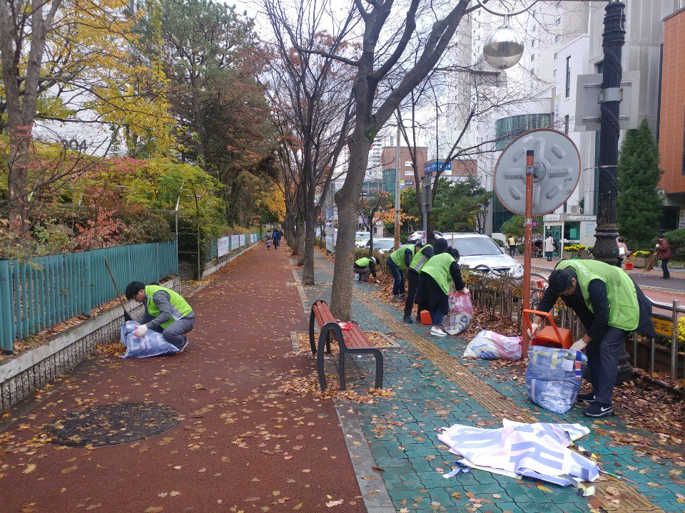 hamin0126's tweet photo. #분당구_경제교통과(과장 안상두) 과장님과 직원들이 #수내1동 비에 젖은 낙엽 청소중! 비온 뒤에도 안전한 #성남시 https://t.co/VDNre2VW1G