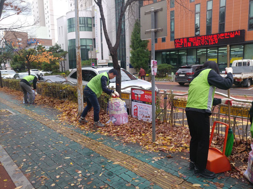 hamin0126's tweet photo. #분당구_경제교통과(과장 안상두) 과장님과 직원들이 #수내1동 비에 젖은 낙엽 청소중! 비온 뒤에도 안전한 #성남시 https://t.co/VDNre2VW1G