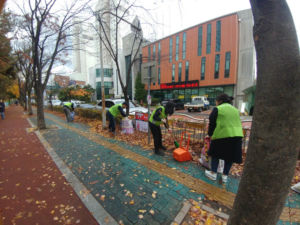 hamin0126's tweet photo. #분당구_경제교통과(과장 안상두) 과장님과 직원들이 #수내1동 비에 젖은 낙엽 청소중! 비온 뒤에도 안전한 #성남시 https://t.co/VDNre2VW1G