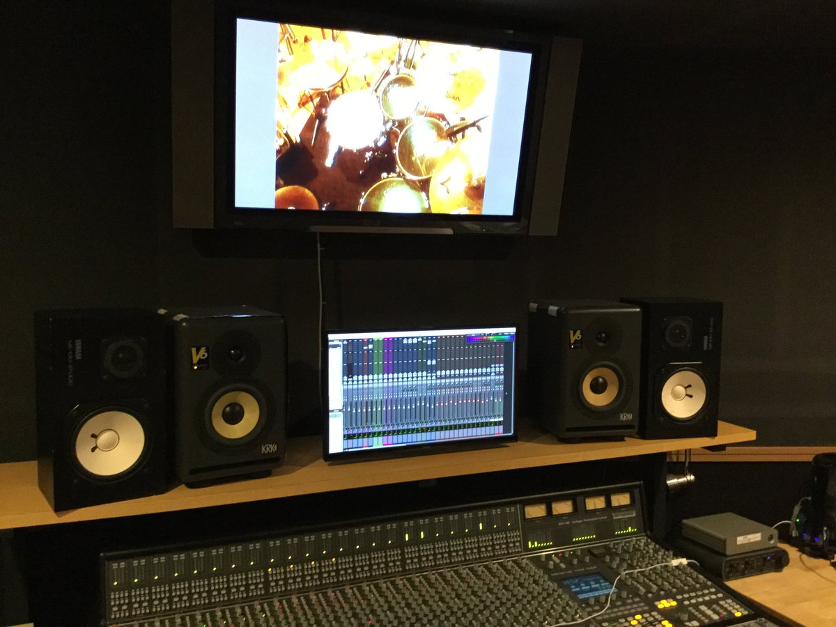 yanoken_drums's tweet photo. 昨日の録音はドラムセットが3台出動。車パンパンです 普段並べて聴くことがないので、プレイバックで並べて聴くとカラーがハッキリしていて面白い。ヒップギグは録音初出動💨昨日も良い感じに録れました
#yamahadrums
#zildjiancymbals
#hexlack
#yamahalivecustom
#yamahaclubcustom
#yamahahipgig https://t.co/wuYhqdWBYJ