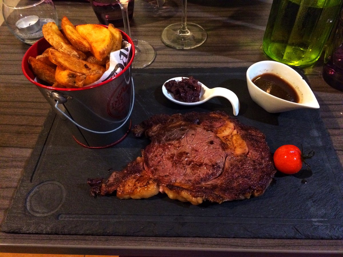 Dinner in a local #Frenchbrasserie last night! Classic #entrecote with chips - delicious 😋 😋🥩🍟🥗 #thebeststeak #frenchcuisine