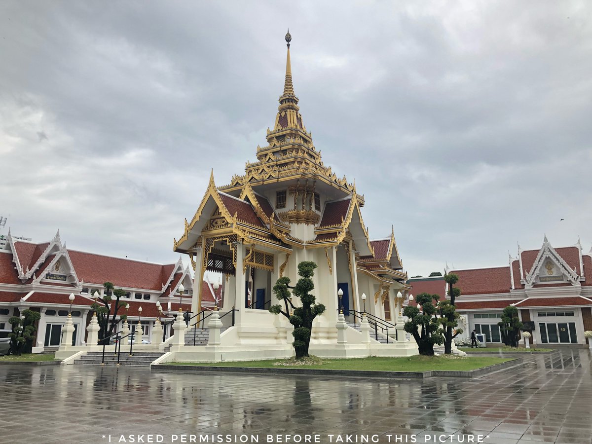 StringerSport's tweet photo. Today is the final day of Khun Vichai’s week long service. 

He will be laying in state for at least 100 days from now. 

I’ve just been in to pay my respects 1 last time. I thanked Khun Vichai from everybody who can’t be here. 

I thanked him for making our dreams come true. https://t.co/JUiha0aavo