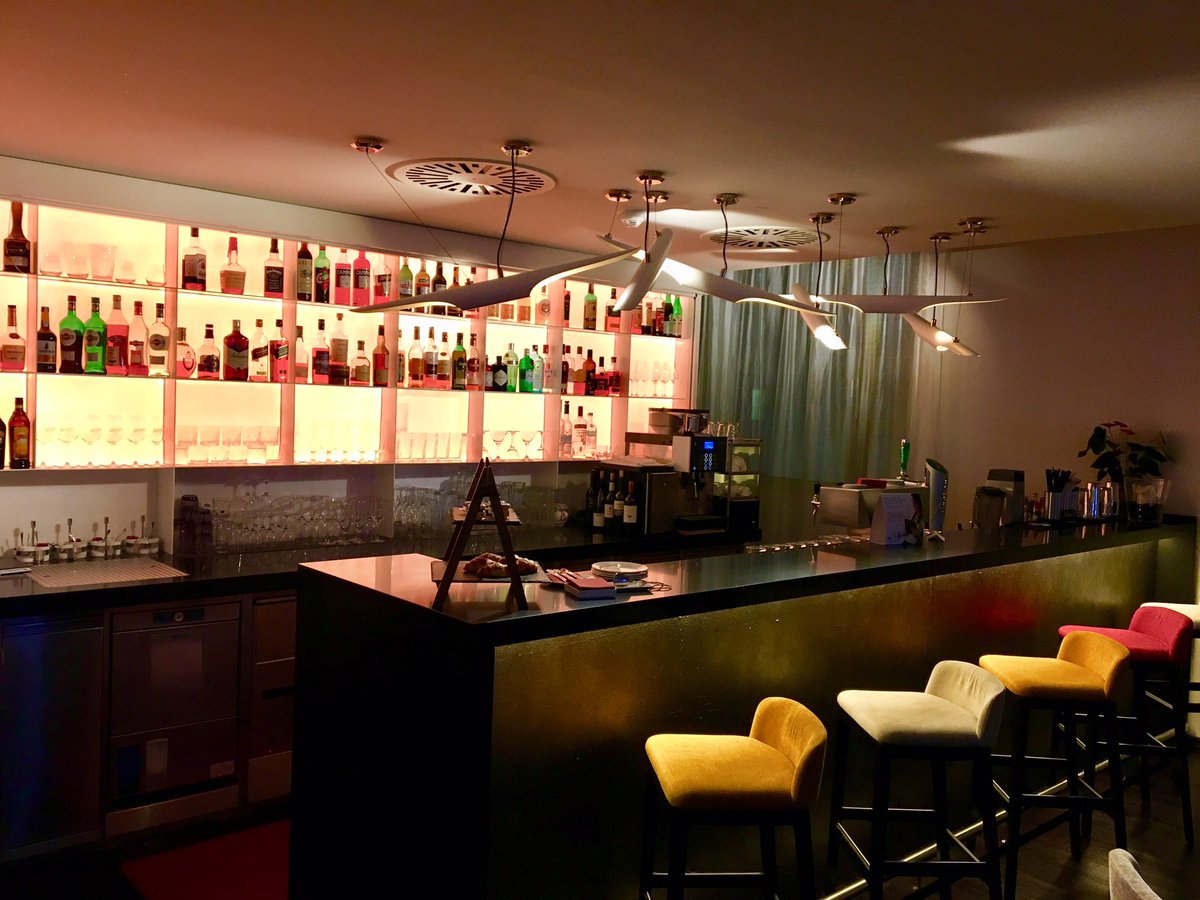 Mein crash pad in #Frankfurt: das nh Hotel  City Center. Früher arg behäbig, jetzt frisch und flott mit viel Rot und toller, mitunter animierter, Lichtführung. Stylisch! (selbst bezahlt, dennoch: ‚Werbung‘)