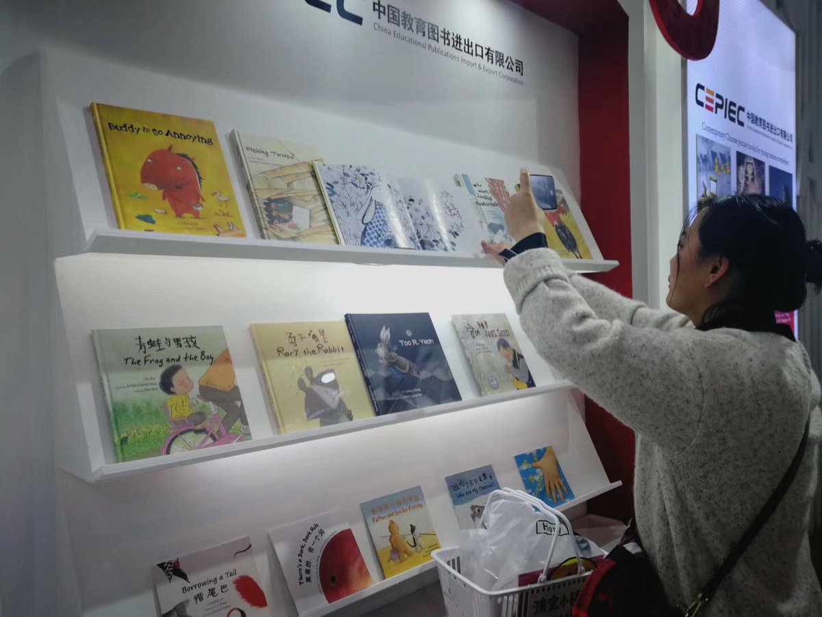 CandiedPlums's tweet photo. A visiting parent is taking pictures of "Little Rabbit's Questions" at CCBF show ground. https://t.co/ozvWWby8Lm