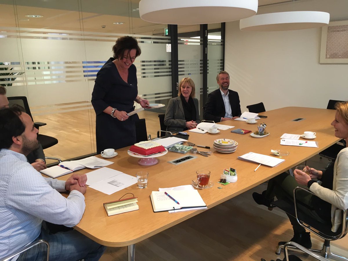 samen4kinderen's tweet photo. Sam&amp;werken en Sam&amp;vieren: staatssecretaris @TamaravanArk, Sam&amp; en @Rabobank. Doel is om lokaal nog meer kinderen in armoede te bereiken en financiële zelfredzaamheid bevorderen. Sam&amp;verschilmaken!
@RaboFoundation @LeergeldNed @JFSCNederland @kinderhulp @Jarige_Job https://t.co/rzp5RqKS7c