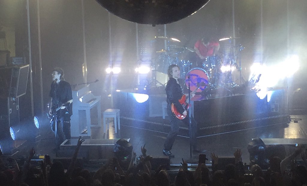 5SOS FAN UPDATE tweet media