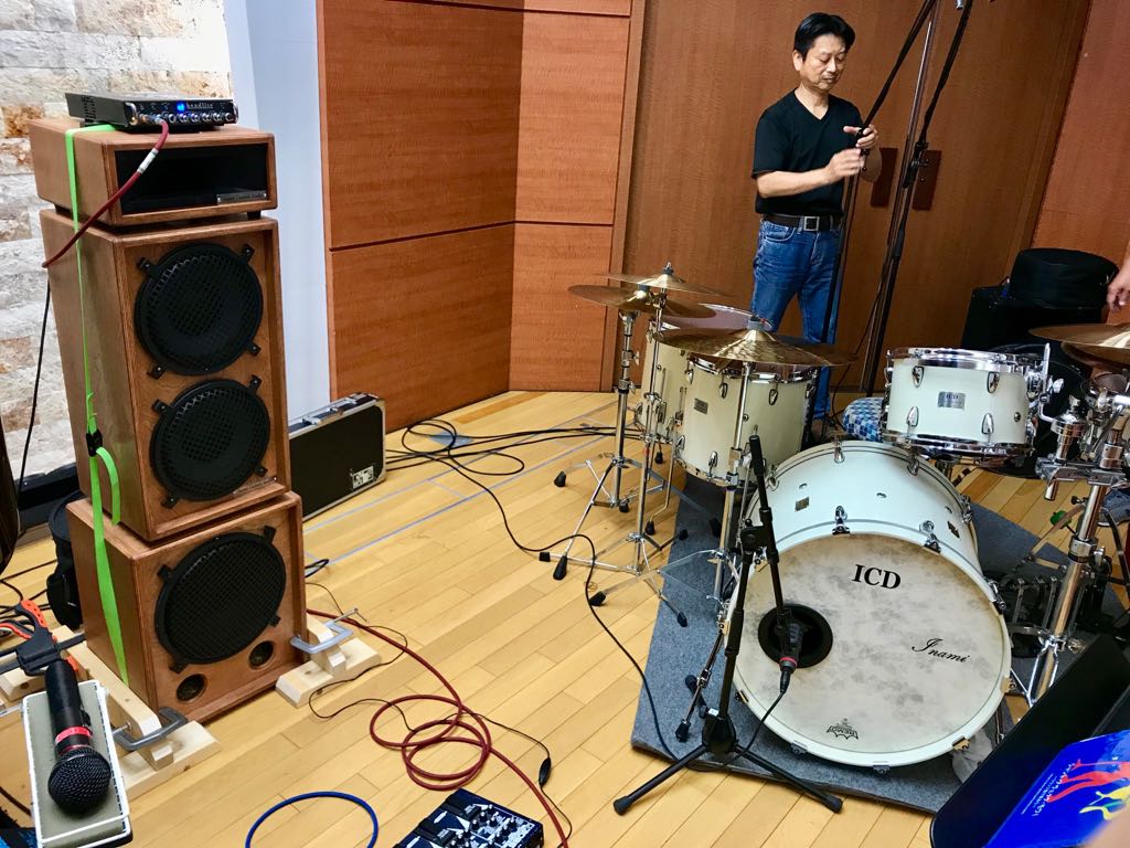 今日はヘッドは自分のSWRですが、キャビはINAMI CUSTOM AUDIOさんの
