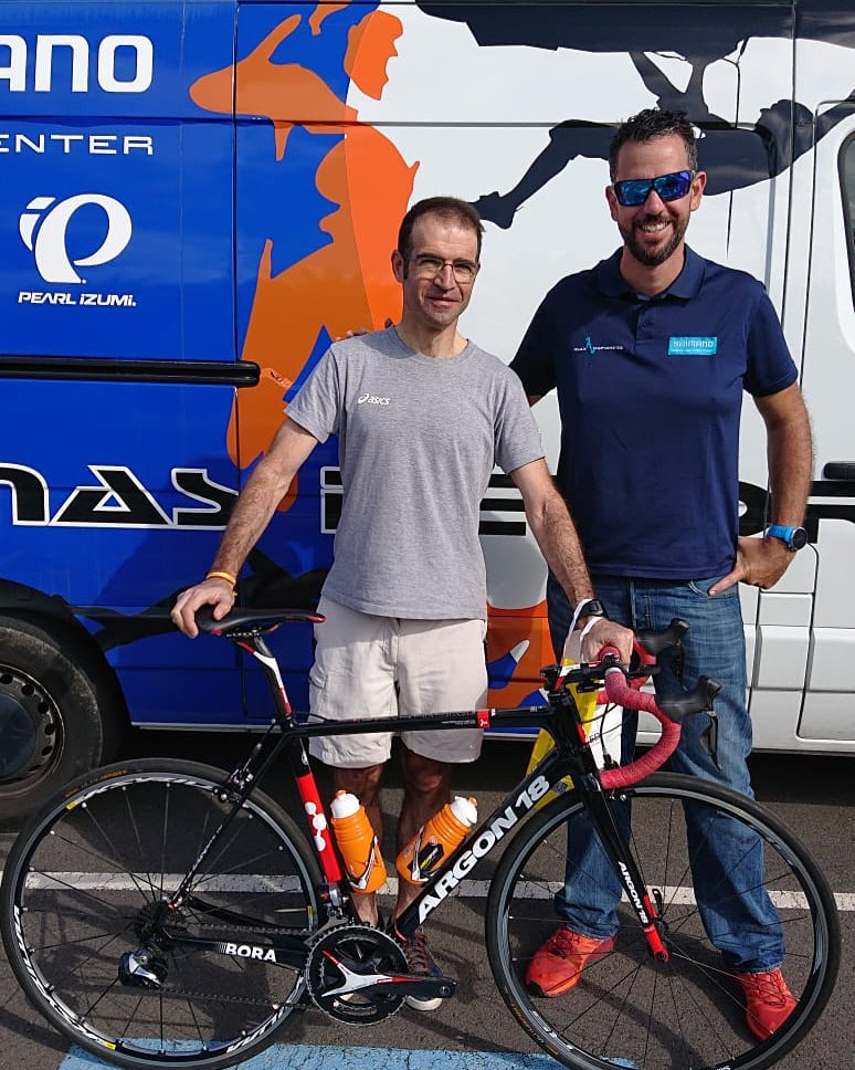 Estuvimos con un grande del ciclismo español y la voz del ciclismo en EUROSPORT.
<a href="/antoalix/">Antonio Alix</a>
.
@danicasanova85 
Le ha encantado tú GALLIUM Pro... igual te sale comprador 😉😜.
. 
#masdeporteslanzarote #shimanoservicecenter #ciclismo #antonioalix #argon18