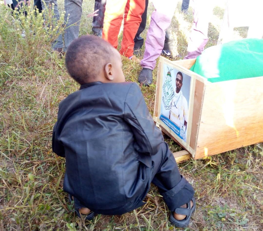BaqeerG's tweet photo. Very heart-rending pictures of 2 years old son of Mustapha Ingawa, who's killed by @HQNigerianArmy Abul-Fadl Abbas Mustapha, saying his final farewell to his father. 💔😭 https://t.co/bGBvZrHgVD