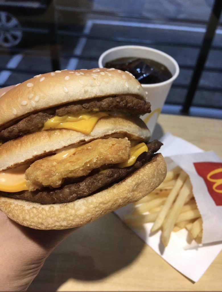 AldenTrendsOFC's tweet photo. Thinking of what to have for snacks or dinner ?
Try @McDo_PH BCB burger from its secret menu !
Post a pic, tag @AldenTrendsOFC and @aldenrichards02 and use the HT #McdoSecretMenu and you may win AR Shirts and GCs.
What are you waiting for ?! Grab one now ! https://t.co/ju4yqPxQlD