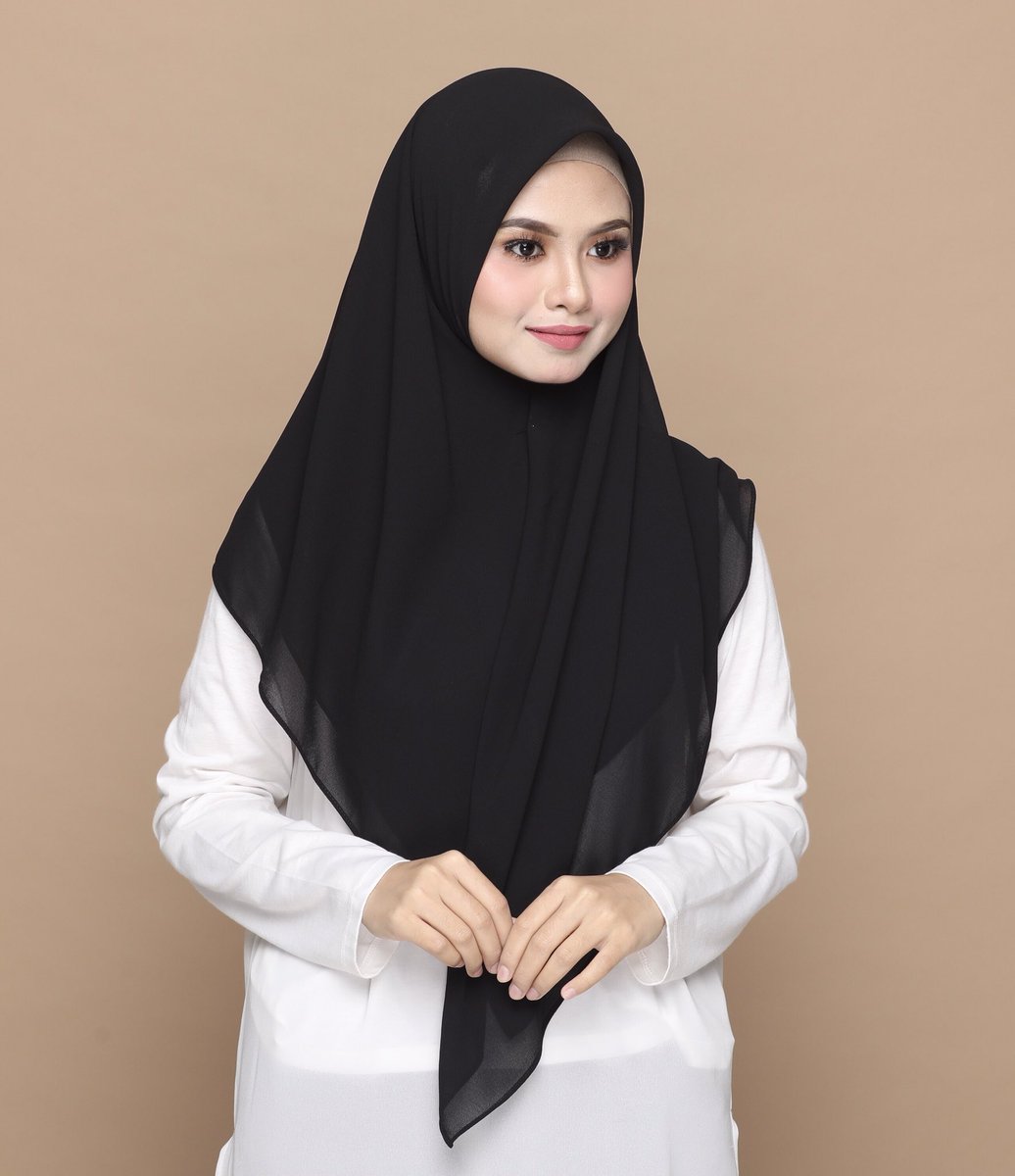 KHALIS_ALIYA's tweet photo. Betul ke perempuan suka kumpul tudung hitam? 🤔

Nak bagi 2 TUDUNG HITAM FREE (bawal cotton voile + bawal chiffon) dekat 3 orang. Nak tak???

Kalau nak, RT &amp; reply kat bawah kenapa korang nak!!! Cepat tau nak pilih 3 orang 😍😍😍

Make sure jangan private acc tau 😘 https://t.co/2K4r6faVRz
