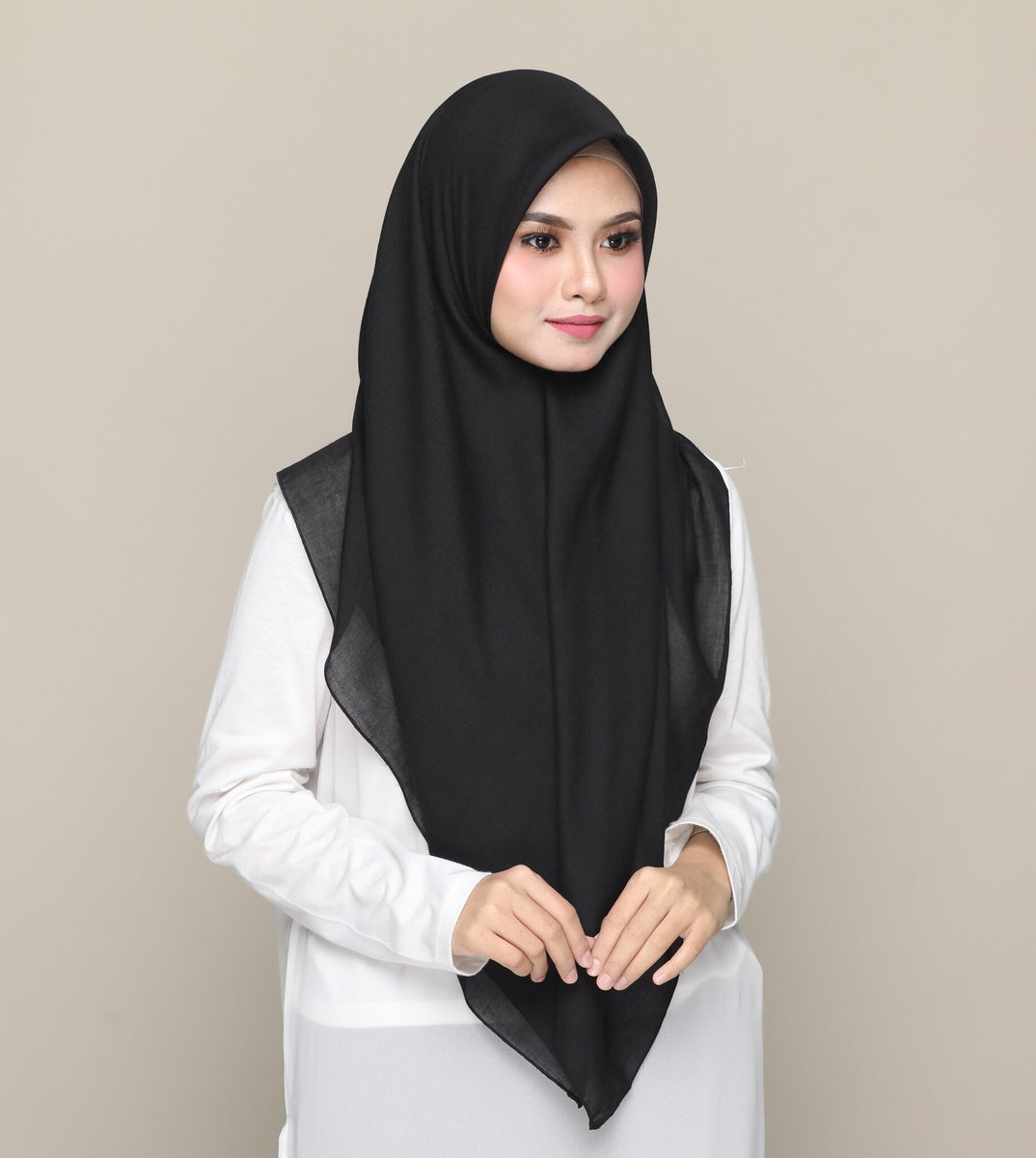 KHALIS_ALIYA's tweet photo. Betul ke perempuan suka kumpul tudung hitam? 🤔

Nak bagi 2 TUDUNG HITAM FREE (bawal cotton voile + bawal chiffon) dekat 3 orang. Nak tak???

Kalau nak, RT &amp; reply kat bawah kenapa korang nak!!! Cepat tau nak pilih 3 orang 😍😍😍

Make sure jangan private acc tau 😘 https://t.co/2K4r6faVRz