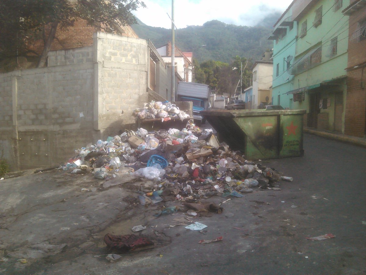 SuprVenezolano's tweet image. A media noche camiones volteo llegaron a Chapellin, vaciaron el contenedor en el piso,atravesaron el mismo a mitad de avenida y se fueron.¿tendra q ver algo primero justicia q estuvo haciendo asambleas en ese sector y su enfoque fue la basura? @ErikaPSUV  @NicolasMaduro