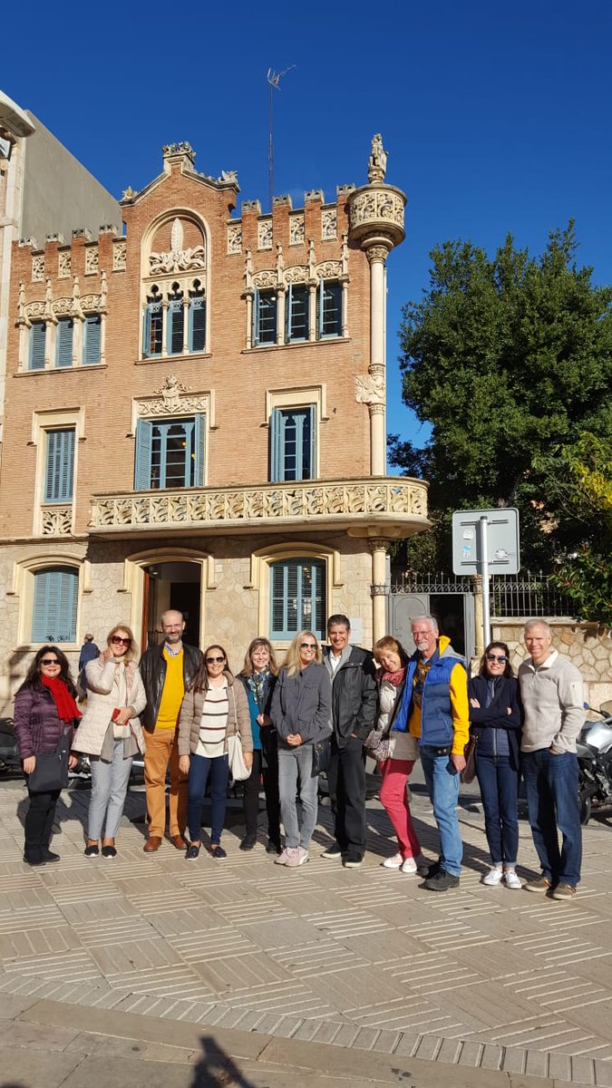 Avui ens visita un grup de turoperadors d'Estats Units. Han pogut descobrir el #patrimoni #modernista més emblemàtic de la ciutat,  passejar pel carrers comercials del centre històric i degustar un bon #vermut de Reus.#VisitReus #AnyTurismeCultural