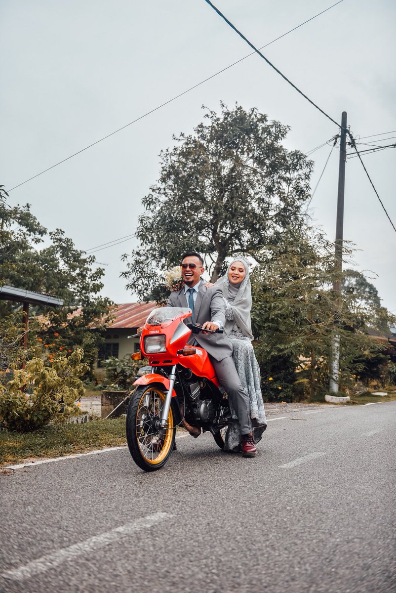 Jeemy_Media's tweet photo. Bila pengantin kata “outdoor depan rumah je lar” depan rumah pon depan rumah lah, sampai moto pon x boleh nak start ah😂
#malaysiaphotographer #photographermalaysia #nikon #nikonmalaysia #weddingphotography #wedding #weddingphotographer #prewedding #engagement #wppi #mwppm #mwppa https://t.co/Lq0QCogd3V