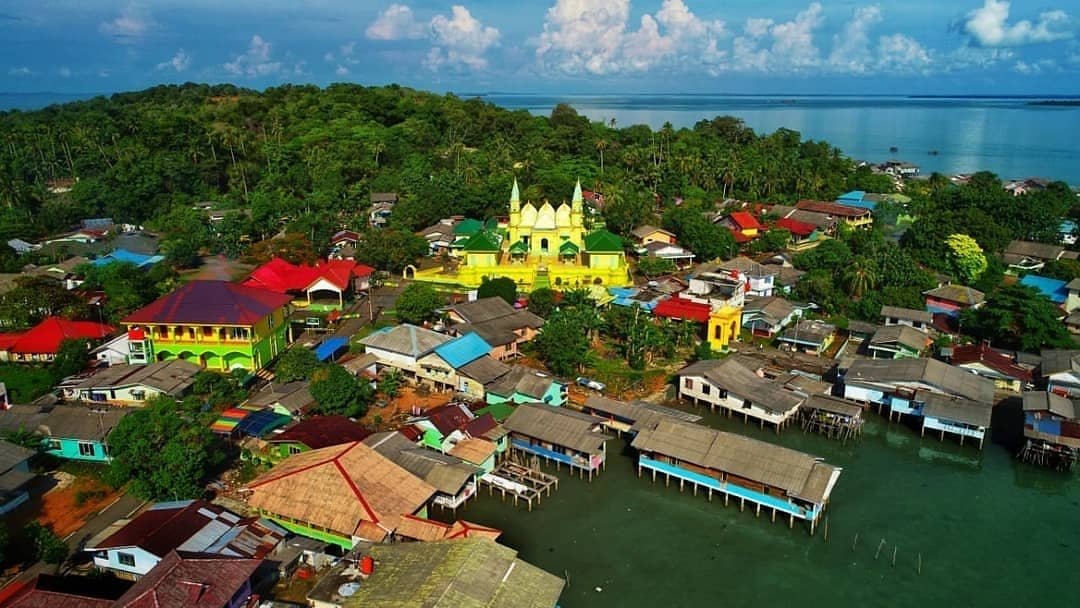 From Instagram natgeoindonesia

Inilah Pulau Penyengat di Kepulauan Riau yang mempunyai banyak julukan, antara lain pulau Buaya, Air Tawar, Indra Sakti, dan Maladewa. Terlihat Masjid Sultan Riau yang berwarna kuning khas Melayu
--
Masjid ini dibangun oleh Sultan Mahmud 1803.