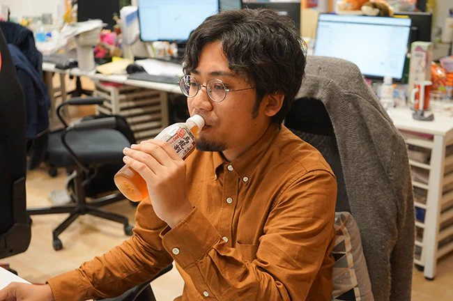 烏龍茶かと思ったら烏龍割りだったwwデスクに置いちゃダメww