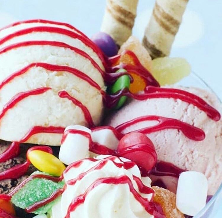 #FridayFeeling 💃🏼 🍦 🍓 Get 15% OFF <a href="/GallonesBedford/">Gallones Bedford</a> with <a href="/cheekytoken/">Cheeky Token</a> discount card 🙌🍦