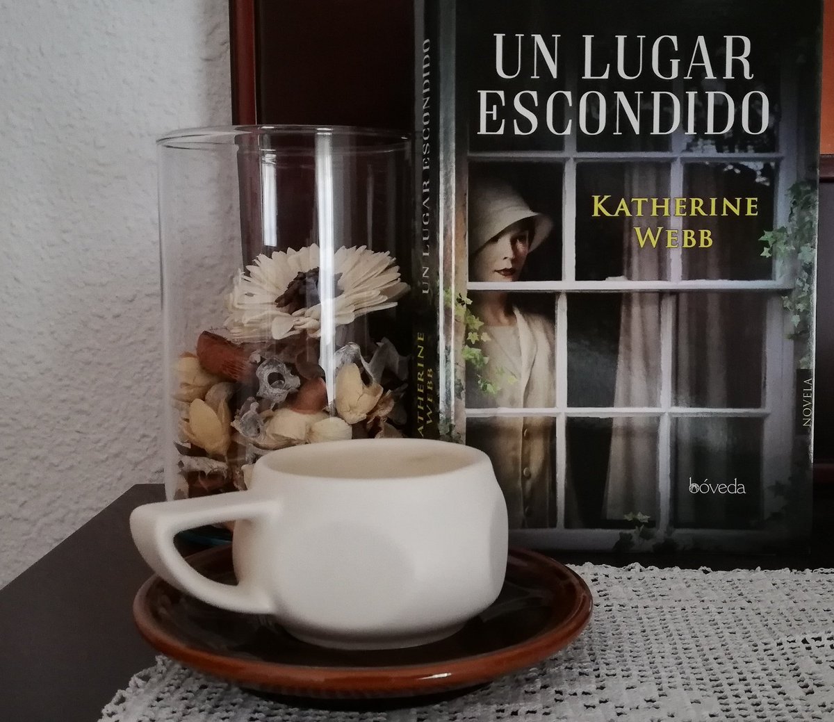 MisLecturasReto's tweet image. A las puertas del finde comienzo la lectura de #UnLugarEscondido de Katherine Webb @BovedaEd 
#novedadesliterarias #Libros