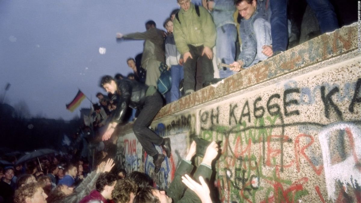 Twenty-nine years ago today, the Berlin Wall came down cnn.it/2Dv06vU