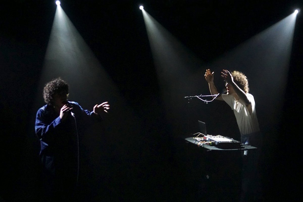 TerreNoire au Pediluve : Poèmes réalistes et irréels, les 2 frères de Terrenoire le quartier où ils ont grandi à St Étienne  jouent l’odyssée moderne des gamins qui quittent leur quartier d’enfance pour s’envoler «Black Paradisio» un eldorado directement issu de leur imaginaire.