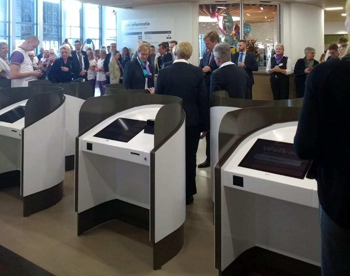 Koning Willem-Alexander heeft op 7 november -samen met 30 inwoners uit de regio- de officiële opening verricht van het Ommelander Ziekenhuis in Scheemda. Bij de speciale aanmeldzuilen van Logis.P merkte de Koning op hiermee recent ook in Duitsland kennis gemaakt te hebben...