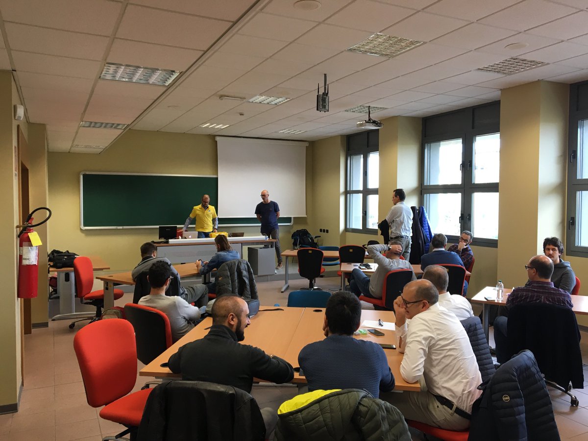 Allo #IAD18, il dinamico duo Leli – Decandia dà inizio al workshop "Succeeding with feature teams", che terrà impegnati i partecipanti con il serious gaming per tutta la mattinata.