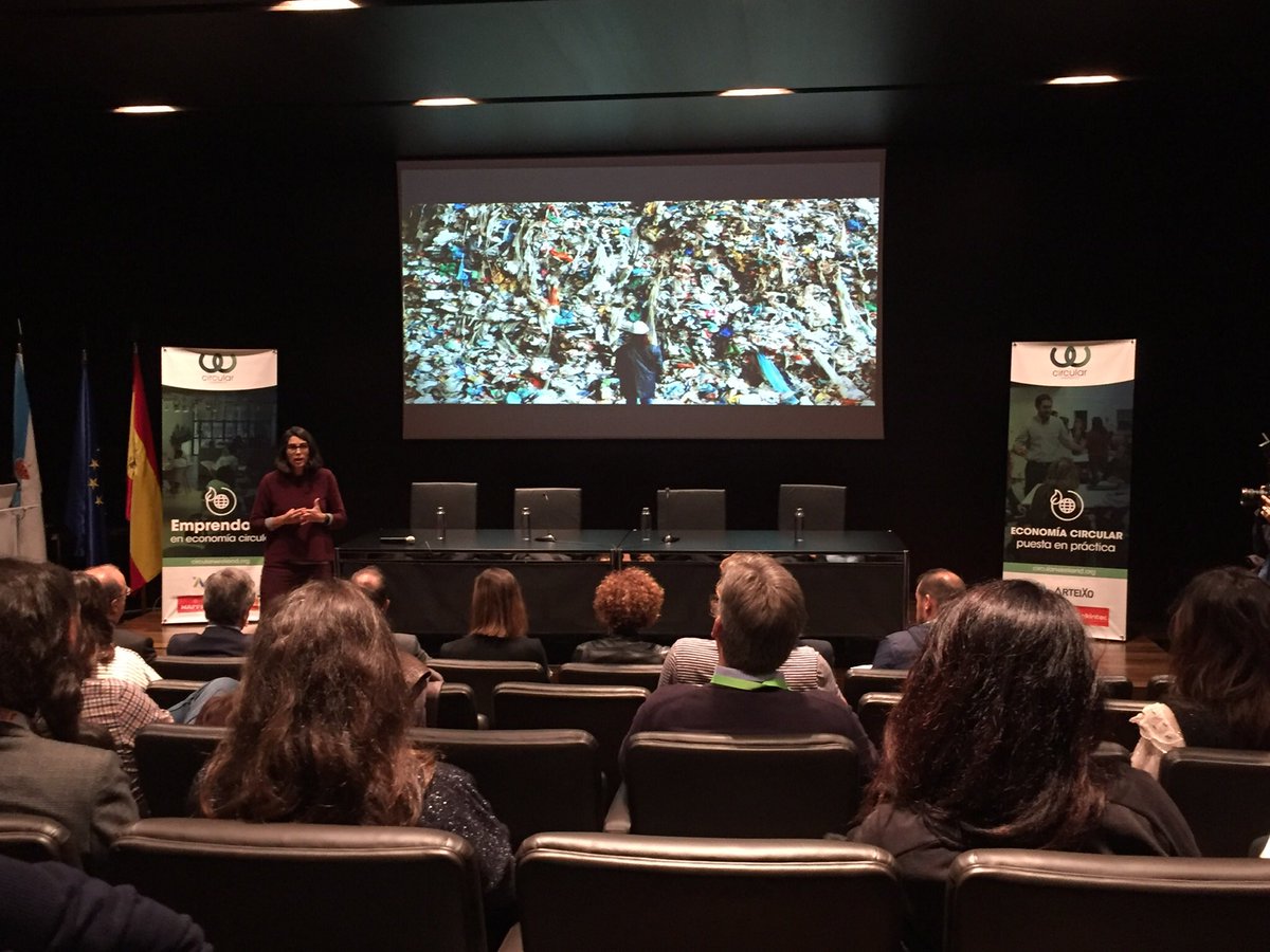 AnaSostenible's tweet image. Arrancando el #circularweekend de Arteixo de @envirooES con @AdelaConchado que presenta 3 estrategias para la #economiacircular: optimización de los recursos, apostar por lo duradero/reutilizable/modular...y regeneración de los ecosistemas y la biodiversidad.