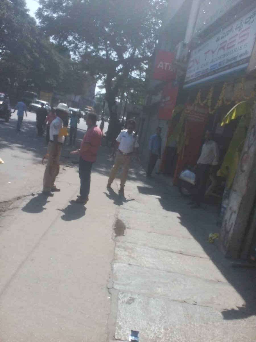 vvpuramtrfps's tweet photo. #cleanfootpath Today conducted special drive to clear footpath encroachment on RV road, LBF road, JC road in kalasipalya area @blrcitytraffic @BlrCityPolice https://t.co/woQx4mLoqf