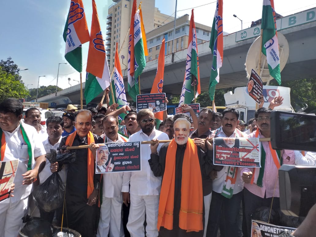 eshwar_khandre's tweet photo. Addressed the massive protest held in Bangalore today. The PM by implementing #Demonetisation has destroyed small businesses and small traders. Till date, he has not been able to explain why did he implement demonetisation. @INCIndia #DestructionByDemonetisation #JawabDoModi https://t.co/HaJV66IfpF